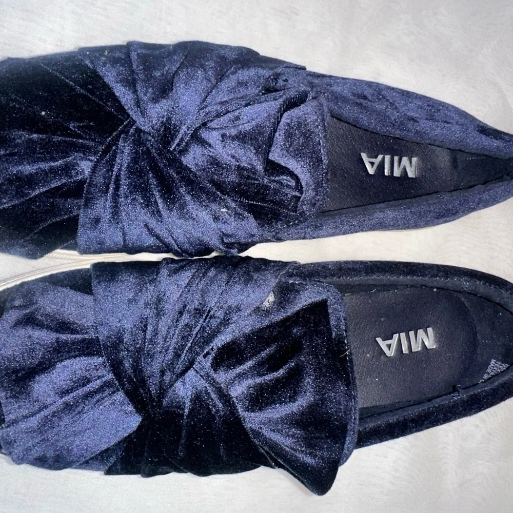 MIA Women's Velvet Loafers - Deep Blue size 8.5M. (114)